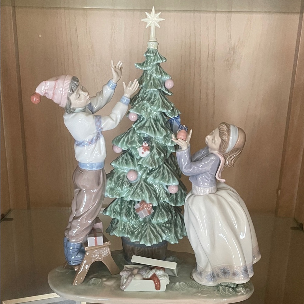 💚Trimming The Tree Lladro💚